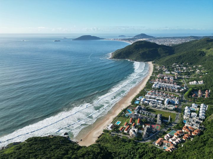 A praia vista do alto