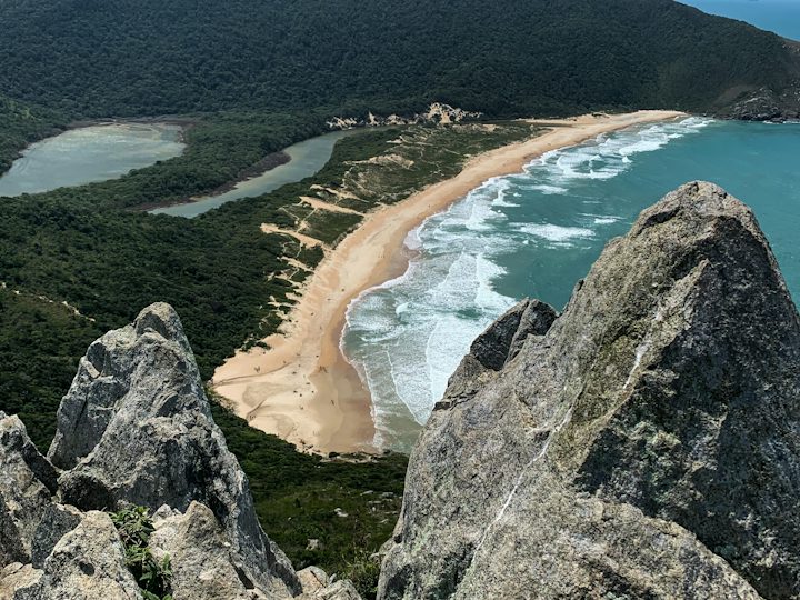 Praia vista do morro, ao entardecer