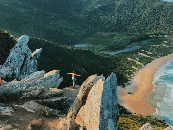 Trilha com vista para a praia